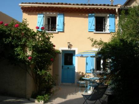 Holiday apartment PERNES-LES-FONTAINES