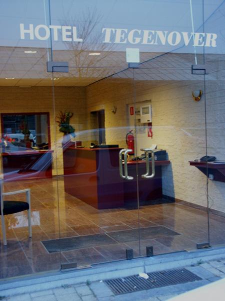 Hotel Tegenover Hotel Tegenover