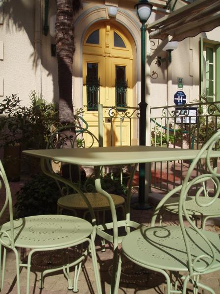 Pub / restaurant HOTEL-RESTAURANT L'ARBOUSIER Pub / restaurant HOTEL-RESTAURANT L'ARBOUSIER