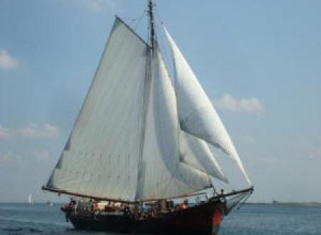 Nieuwe Maen Charters