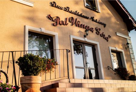 Dom Bankietowo-Gościnny oraz Noclegi Pod Winną Górą