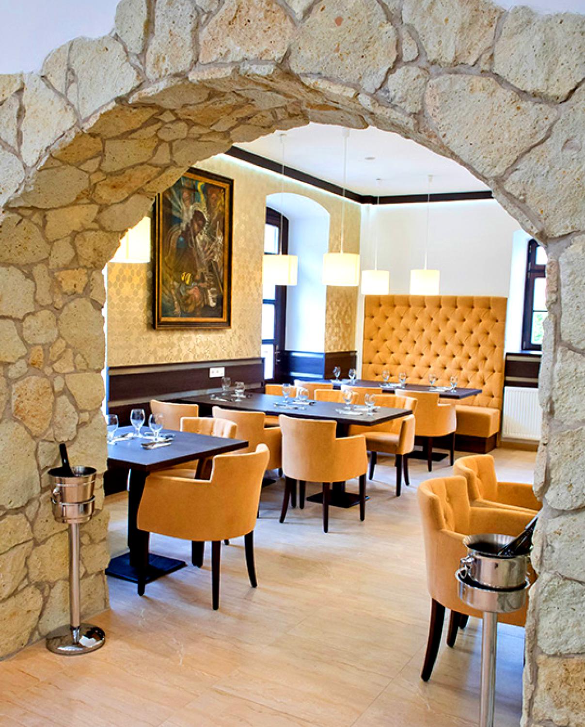 Toldi Inn Toldi Inn